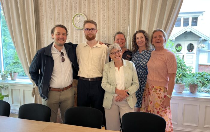 Jette og Morten besøger Lise og Irene ved Modum Bad, Anne Helene og Eric er også til stede.