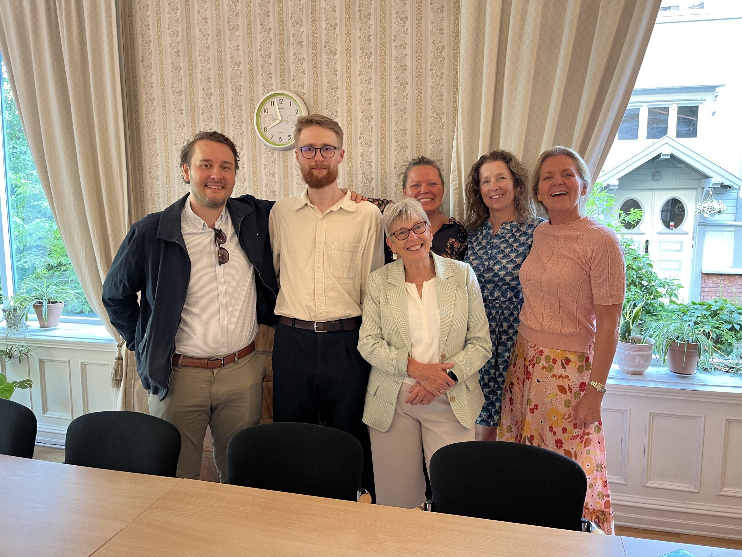 Jette og Morten besøker Lise og Irene på Modum Bad, Anne Helene og Eric er også til stede.